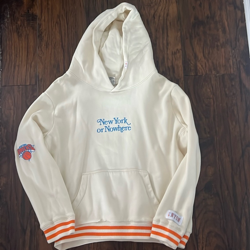 NYON x NY Knicks Collab
Size: Large
Off White Coloring
Gently Used